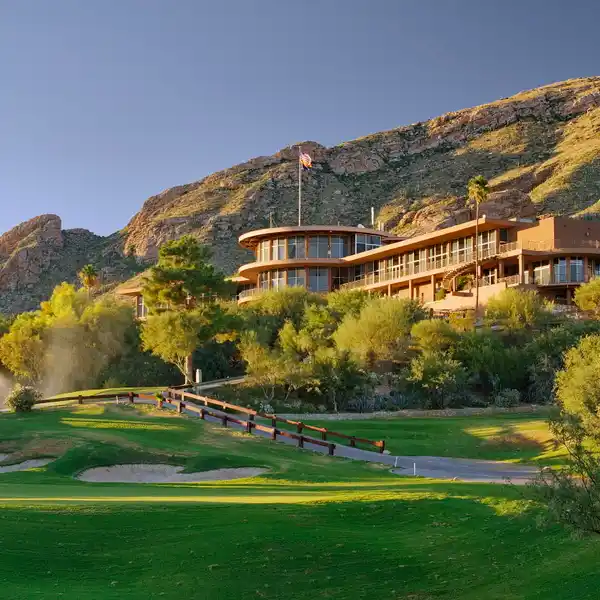 ARCHITECTURAL MASTERPIECE ON EXCLUSIVE GOLF COURSE