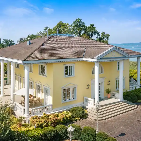 EXCLUSIVE LAKEFRONT RESIDENCE