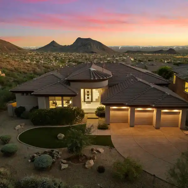STUNNING HOME FEATURING PANORAMIC MOUNTAIN VIEWS
