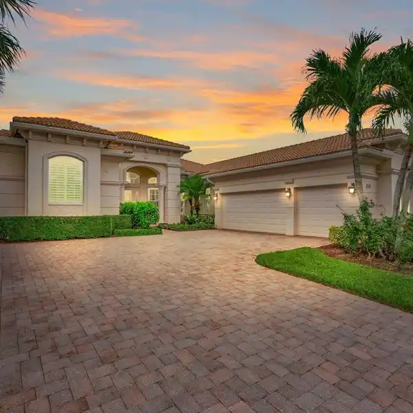 IMMACULATE HOME IN THE PRESTIGIOUS JUPITER COUNTRY CLUB