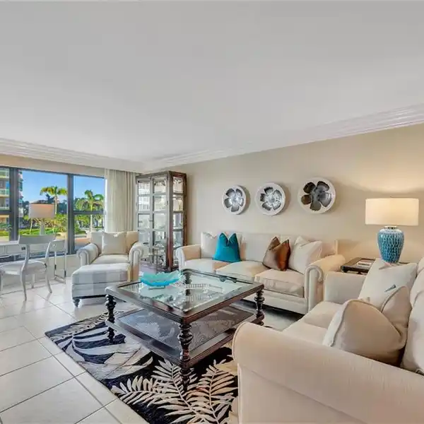BEAUTIFUL HOME IN SOLAMAR IN THE HEART OF PARK SHORE