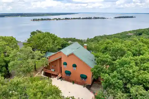 Hilltop Retreat with Panoramic Lake Views