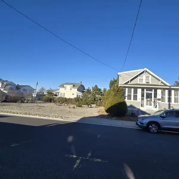 GREAT OPPORTUNITY TO BUILD A LARGE HOME