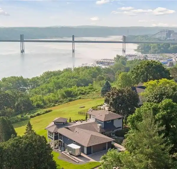 GORGEOUS HOME IN A GREAT SETTING