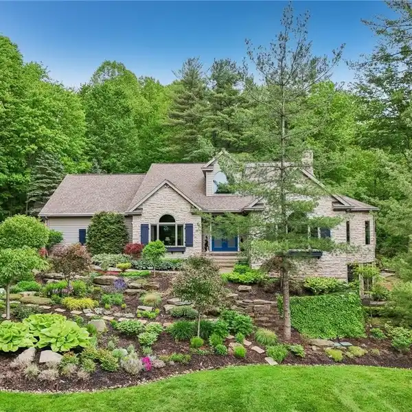 LUXURIOUS 5-ACRE ESTATE WITH SPECTACULAR WATER VIEWS