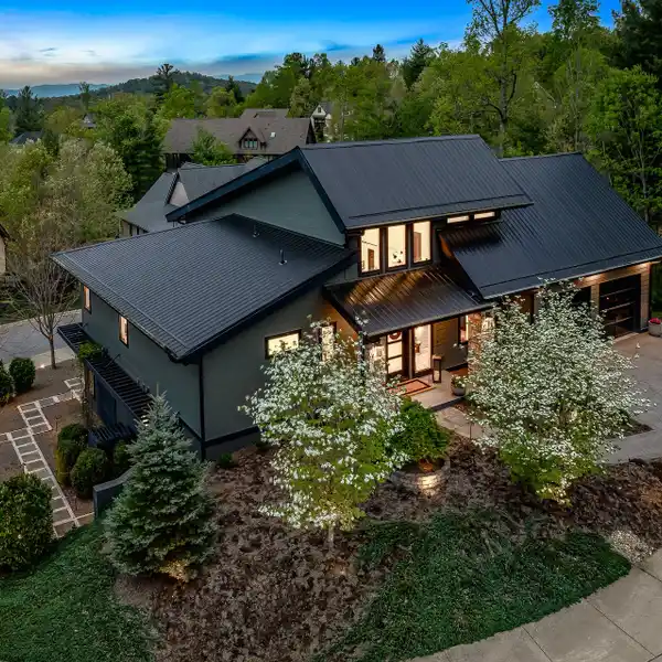MODERN MOUNTAIN HOME IN THOMS ESTATE