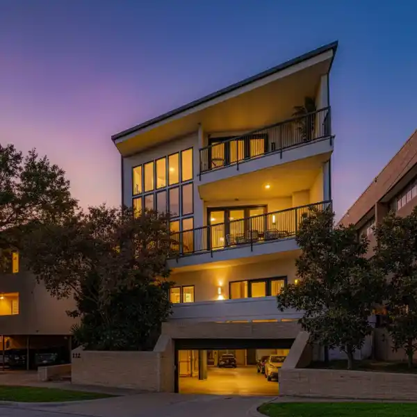 SOPHISTICATED STYLE MEETS DRAMATIC ARCHITECTURE IN SPECTACULARLY UPDATED HOME