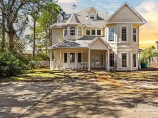 Coastal Elegance Meets Ultimate Privacy