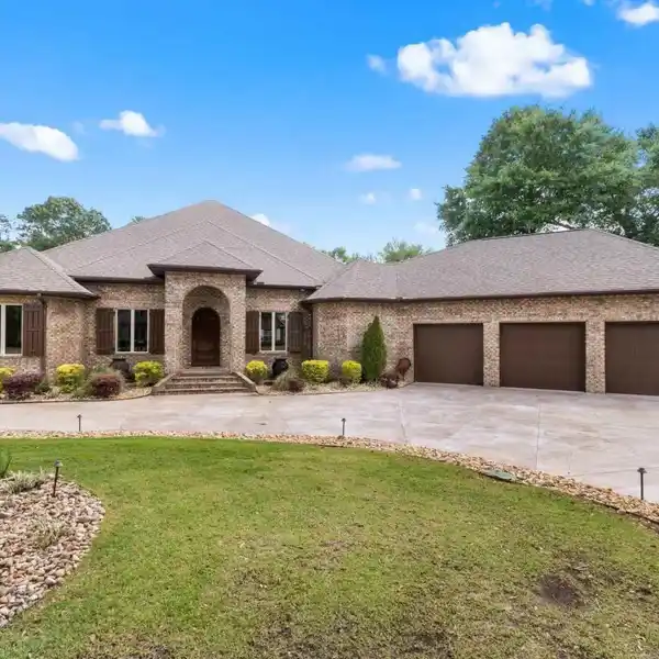 SPECTACULAR LUXURY ESTATE IN GATED NATURE TRAIL