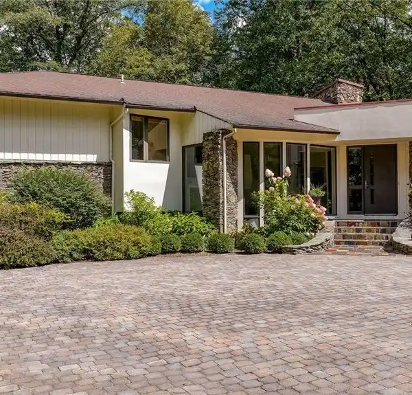 REMARKABLE DESIGN WITH A FRANK LLOYD WRIGHT INFLUENCE