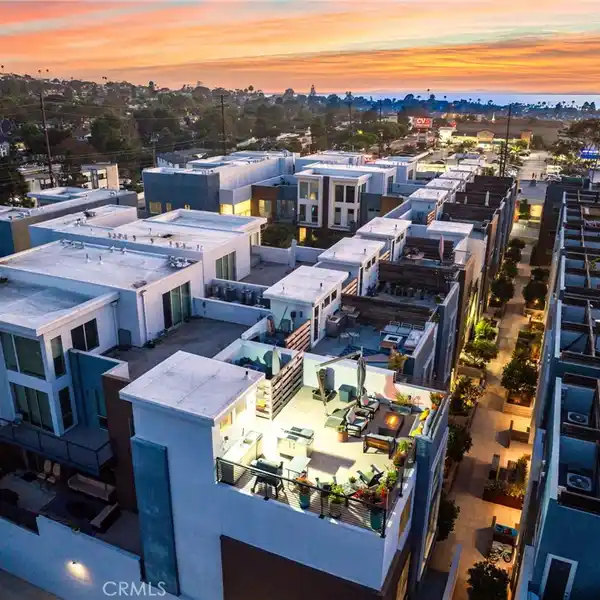 END-UNIT COASTAL LUXURY WITH ROOFTOP RETREAT