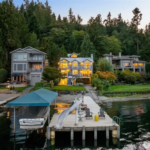 EXTRAORDINARY LAKEFRONT LIFESTYLE