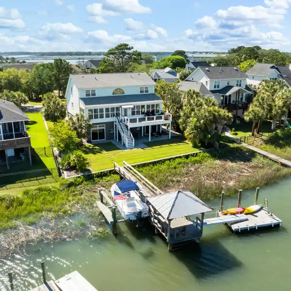 DISTINGUISHED RESIDENCE IN SOUGHT-AFTER OAK ISLAND