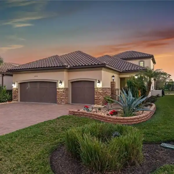 TURNKEY POOL HOME IN PRESTIGIOUS ESPLANADE