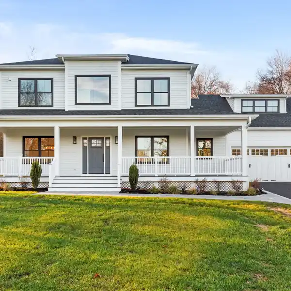 LUXURIOUS MODERN FARMHOUSE ON OVER THREE ACRES