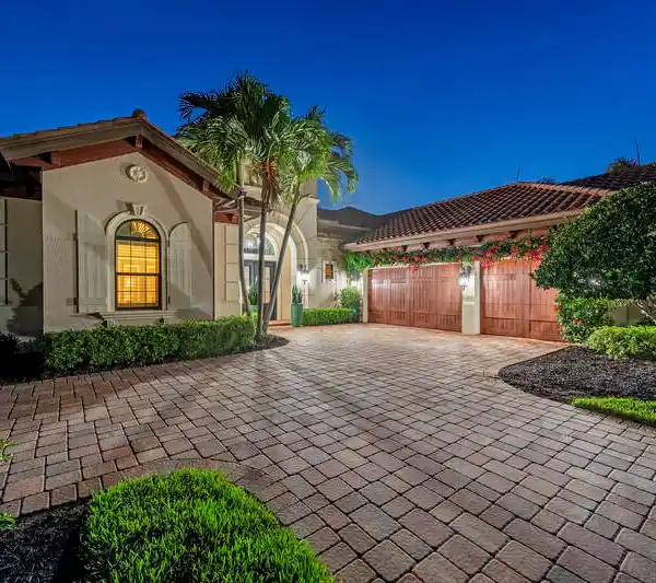 EXQUISITE COURTYARD HOME AT LELY RESORT