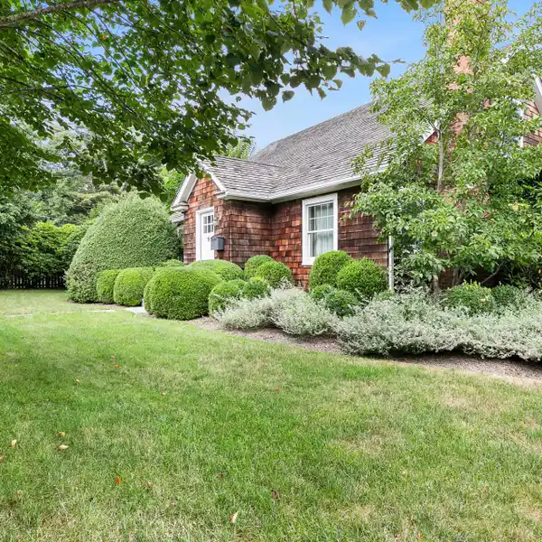 EXCEPTIONALLY CONVENIENT EAST HAMPTON COTTAGE FOR RENT