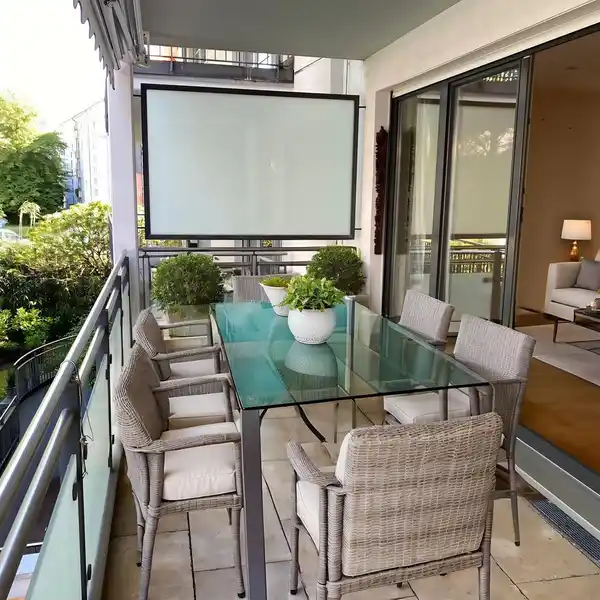 LIGHT-FILLED THREE-ROOM APARTMENT WITH LARGE BALCONY AND PARKING SPACE IN A PRIME LOCATION