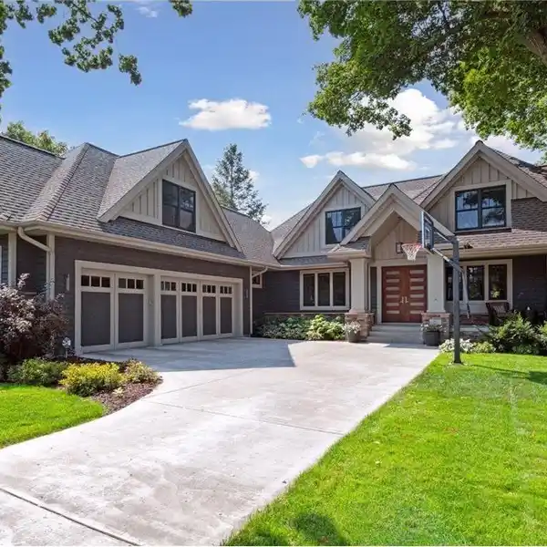 CUSTOM BEAUTY IN THE WAYZATA HIGHLANDS
