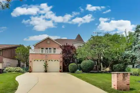 Stylish River Forest Living with Open Plan
