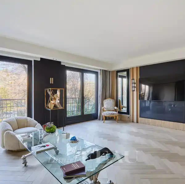 ENTIRELY RENOVATED APARTMENT