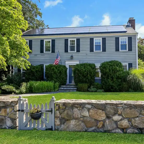 CHARMING TRADITIONAL CONNECTICUT COLONIAL