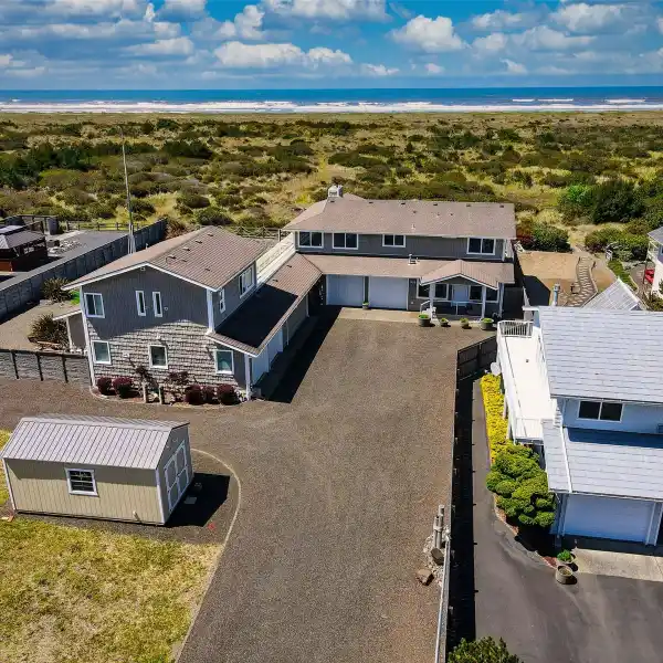 FABULOUS OCEAN BEACH-FRONT ESTATE