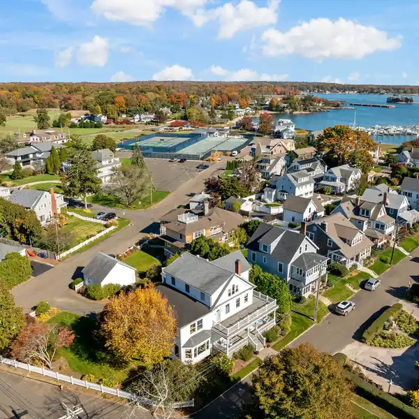 THE GRANDE DAME OF PINE ORCHARD