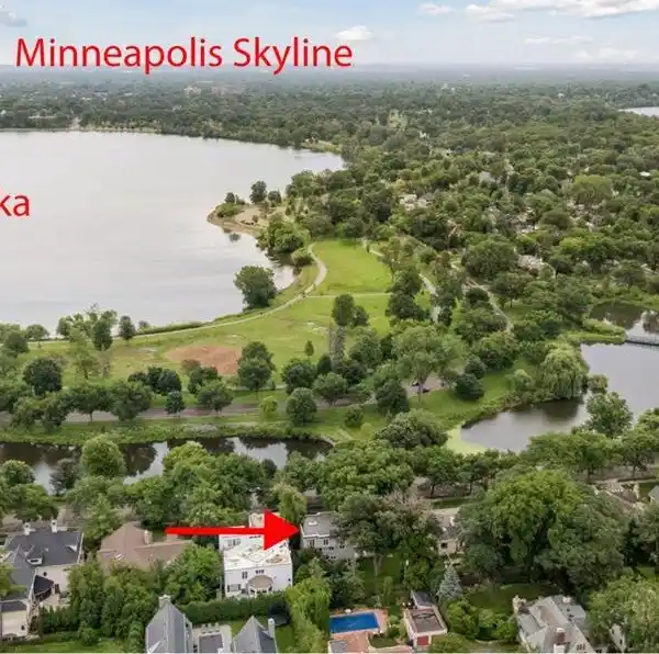 CONTEMPORARY STYLE AND SPECTACULAR LAKE VIEWS