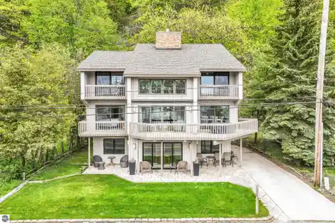 Bright and Stylish Lakefront Retreat