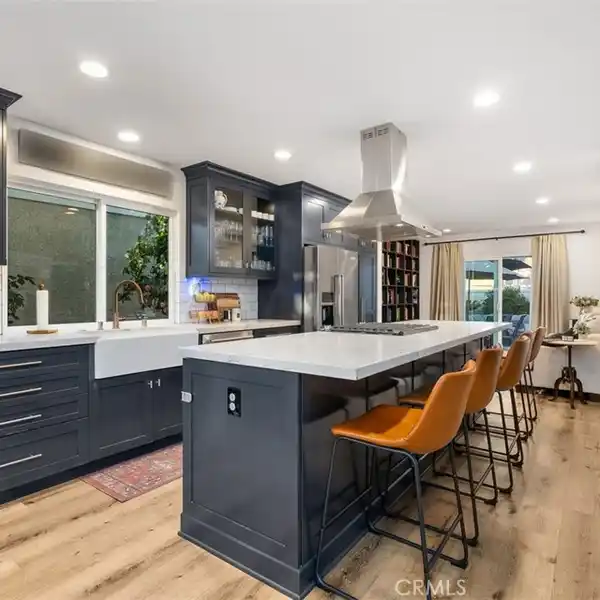 GORGEOUS LAKE PARK HOME