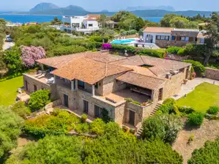 Prestigious Villa Immersed in Nature