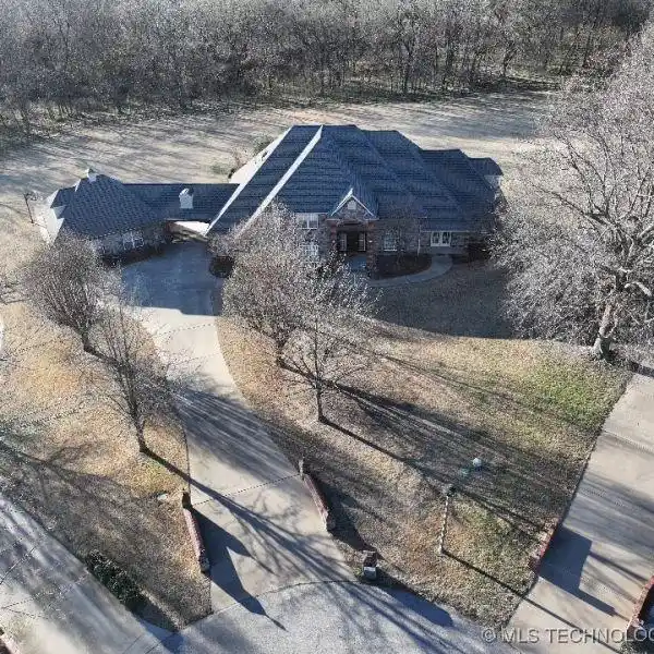 STUNNING ESTATE IN A LUXURIOUS NEIGHBORHOOD