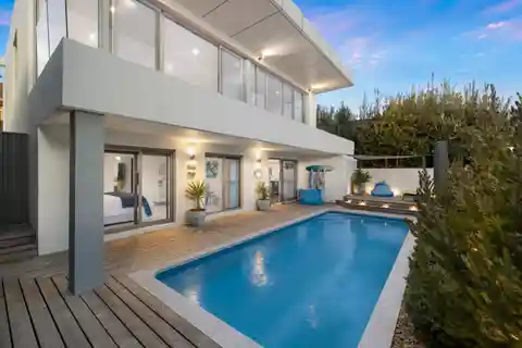 Beachfront Contemporary Entertainer