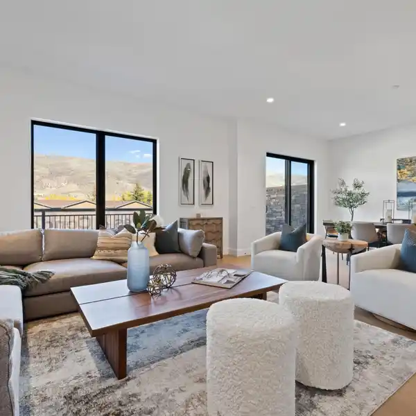 PRIVATE END TOWNHOME WITH MOUNTAIN VIEWS