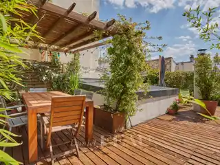 Leafy Cul-De-Sac Living with Rooftop Views