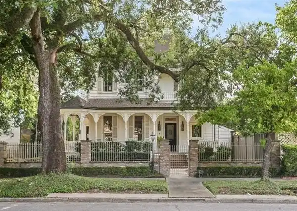 STUNNING VICTORIAN IN THE GOLDEN RECTANGLE