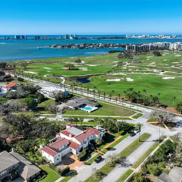 SPRAWLING ESTATE IN BELLEAIR