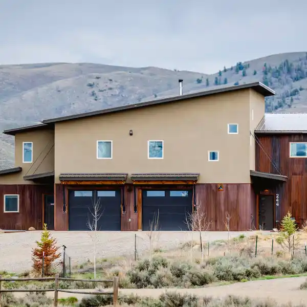 STYLISH HOME WITH STUNNING MOUNTAIN VIEWS