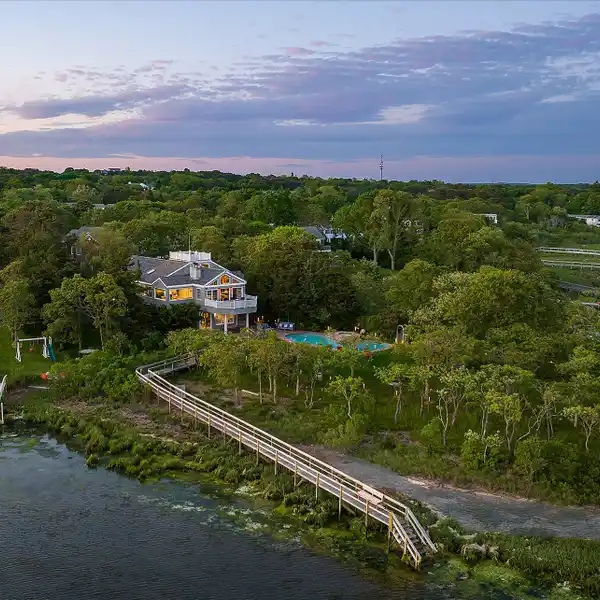 UNIQUE PROPERTY ON A QUIET PENINSULA