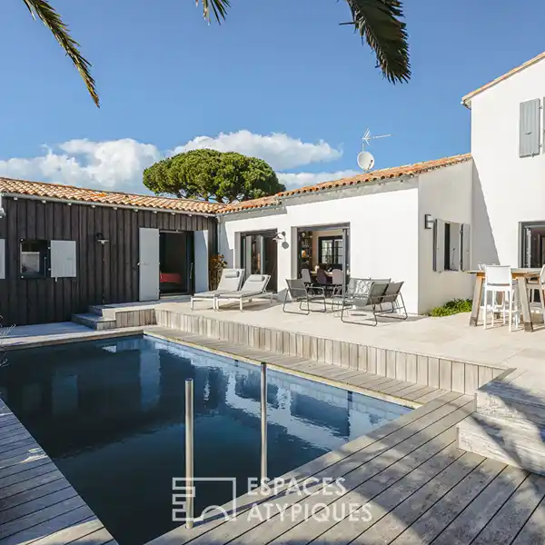 BRIGHT CONTEMPORARY RETREAT BY THE SEA