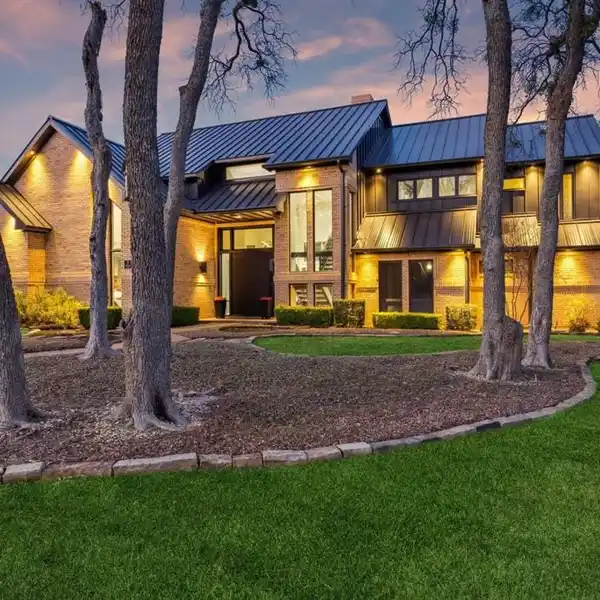STRIKING CONTEMPORARY HOME
