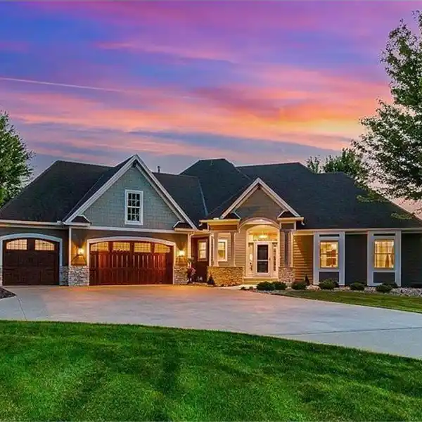 CUSTOM RAMBLER ON 2.5 MANICURED ACRES