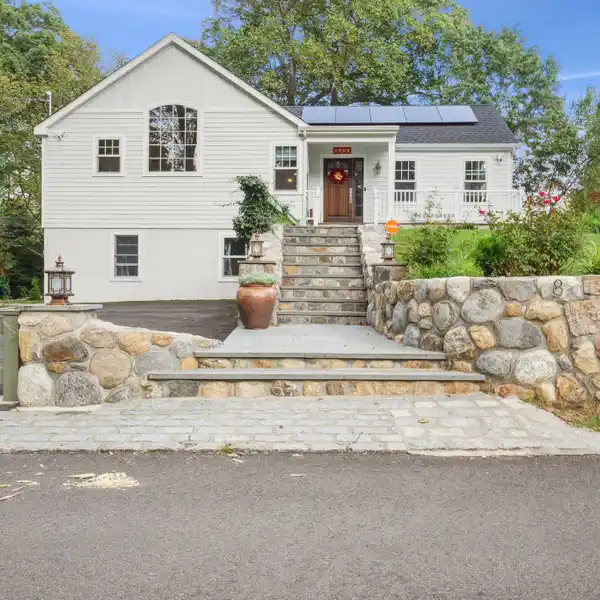 TURNKEY SHORELINE HOME MINUTES FROM BEACH