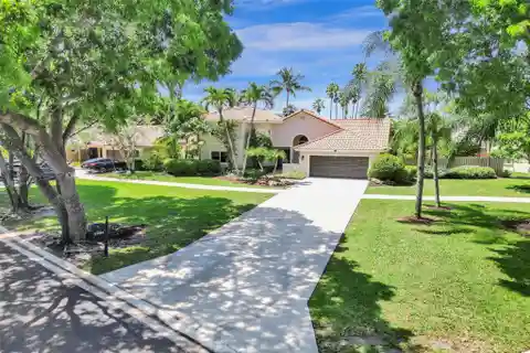Style and Comfort in the Oaks at Country Isles