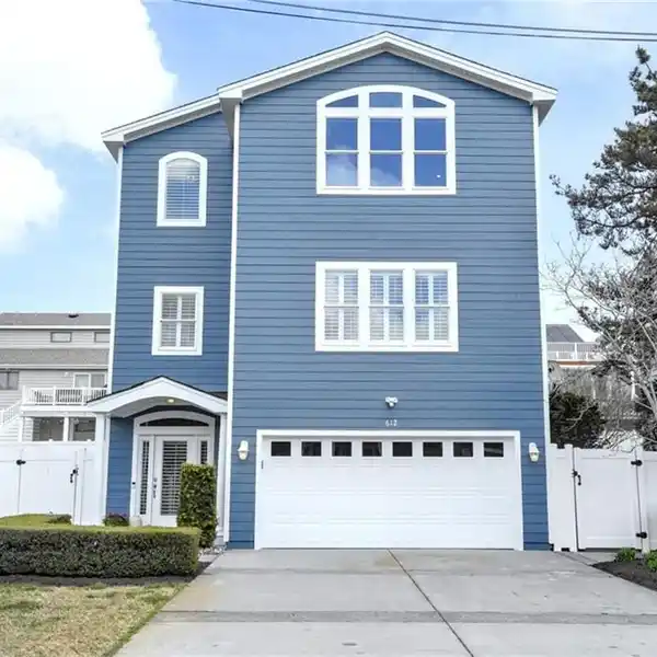 BEAUTIFUL CUSTOM HOME WITH OCEAN VIEW