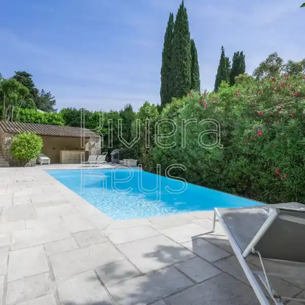 IMMACULATE FIVE BEDROOM VILLA