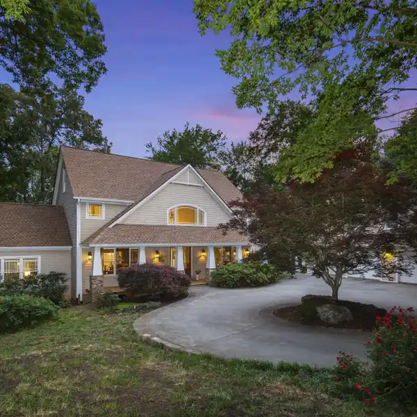 LUXURY AND PRIVACY IN THE HEART OF BILTMORE PARK