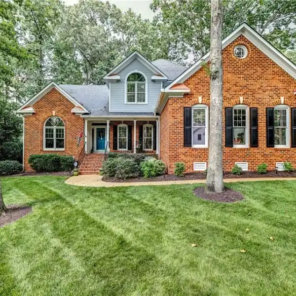 BEAUTIFULLY MAINTAINED HOME IN SOUGHT-AFTER WELLESLEY