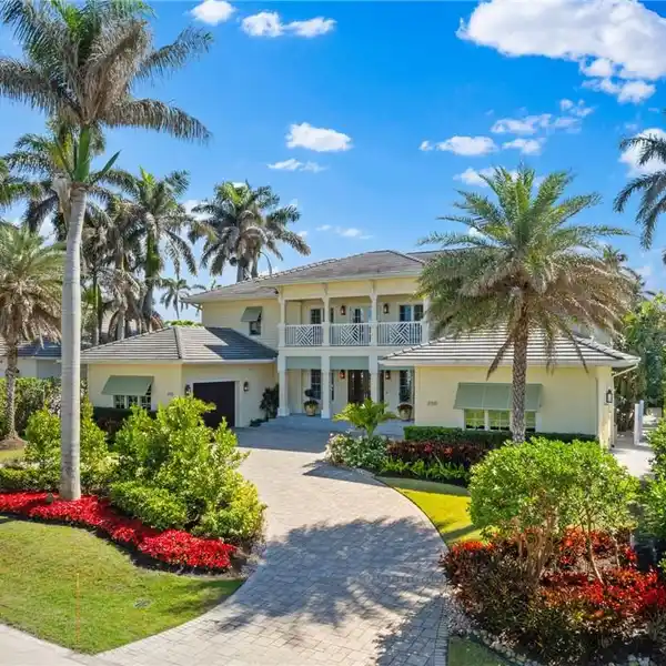 STUNNING ESTATE BY A RENOWNED DESIGNER